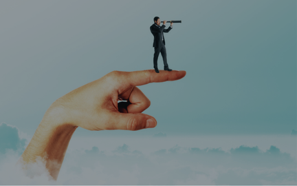 Un homme en costume regarde au loin avec un télescope, se tenant sur le doigt d'une grande main au-dessus des nuages.