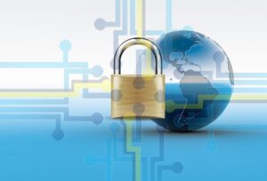 Un cadenas doré devant un globe bleu, traversé par des circuits électroniques, symbolise cybersécurité et protection des données à l'échelle mondiale.