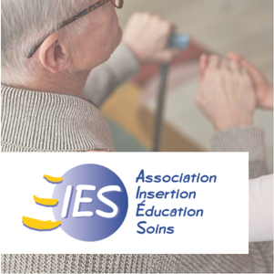 Une personne âgée soutenue par une autre, symbolisant le soin dans un cadre bienveillant, avec le logo "IES - Association Insertion Éducation Soins" en avant-plan.