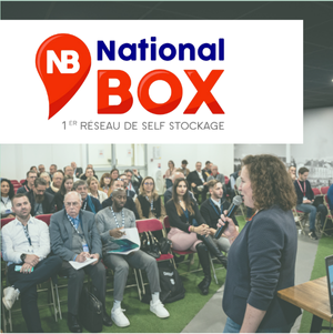 Justine s'adresse à un public attentif dans une salle moderne avec sol en gazon artificiel, et le logo "National Box - 1er réseau de self stockage" en avant-plan.