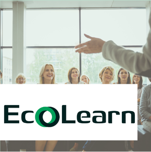 Un conférencier s'adresse à un public souriant dans une salle lumineuse avec vue extérieure, et le logo "EcoLearn" en avant-plan.