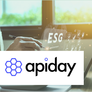 Une main utilise un stylet sur un écran tactile avec des icônes ESG, sur fond verdoyant, et le logo "Apiday" en avant-plan.