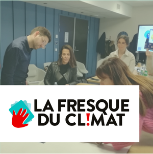 Un groupe collabore autour d'une table lors d'un atelier interactif, écran en arrière-plan, avec le logo "La Fresque du Climat" en avant-plan.