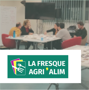 Un groupe collabore autour de tables dans une salle de réunion, avec tableau blanc et écran, et le logo "La Fresque Agri'Alim" en avant-plan.