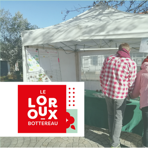 Deux personnes devant un stand sous une tente blanche sur sol pavé, avec affiches, table verte, et le logo "Le Loroux-Bottereau".
