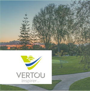 Un paysage verdoyant avec arbres majestueux, pelouse soignée, sentiers sinueux, et le logo "Vertou - Inspirer..." en avant-plan.
