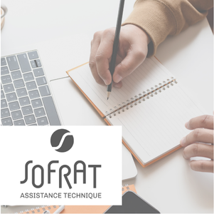 Une main écrit dans un carnet sur un bureau blanc avec un ordinateur, le logo 'Sofrat Assistance Technique' au premier plan.
