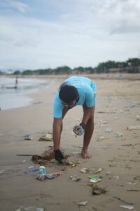 une personne nettoyant la plage