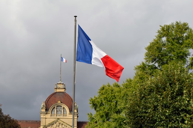 Drapeau français sur un édifice public