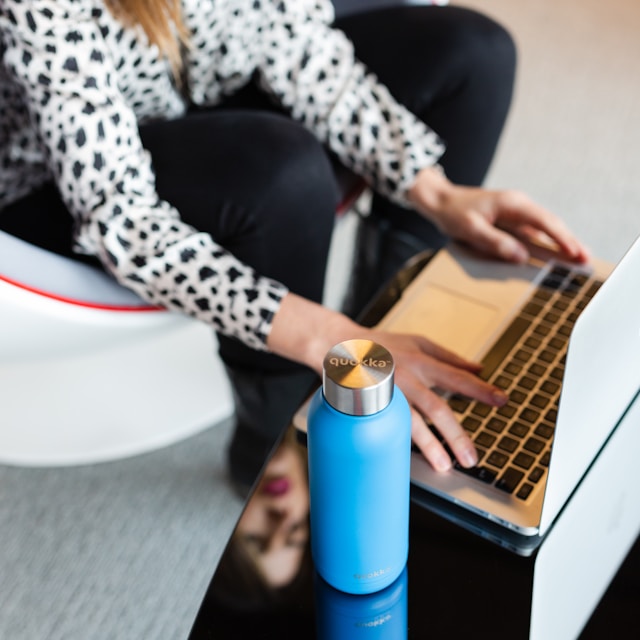 femme travaillant sur un ordinateur