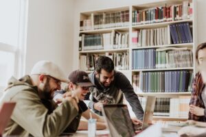 petit groupe de personnes qui s'amusent en travaillant