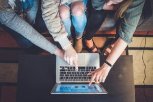 3 personnes faisant une recherche internet