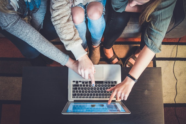3 personnes faisant une recherche internet