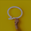 Dialogue social Une main tenant une bulle de dialogue blanche sur fond jaune, symbolisant la communication ou l'échange.